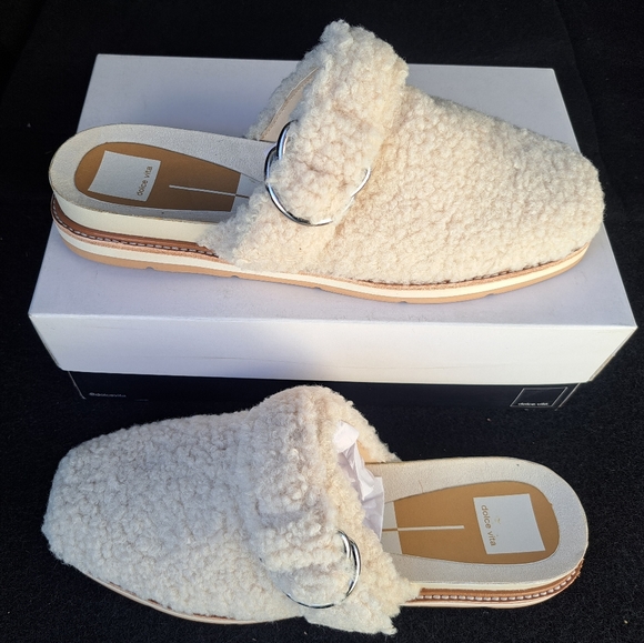 Slippers with soft sherpa by Dolce Vita. Size 9 - Picture 2 of 7
